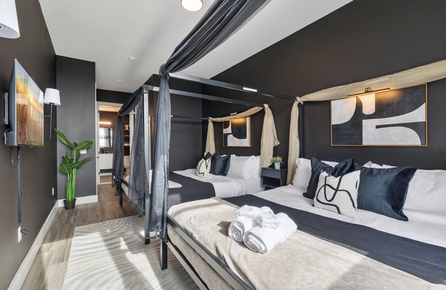 2BR/2BA, King bd, Gym, Free Parking, 8min to Train