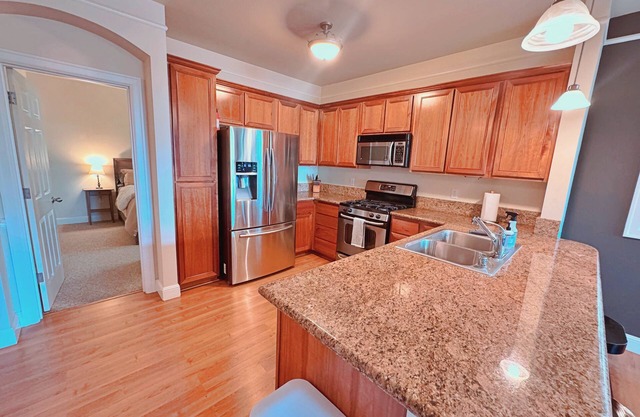 2BR/2BA Perfect Getaway Central Condo in Renton