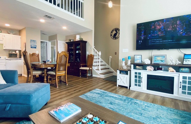 2BR, 2BA Townhouse w/loft in Gulf Breeze just 5 minutes to Pensacola Beach!