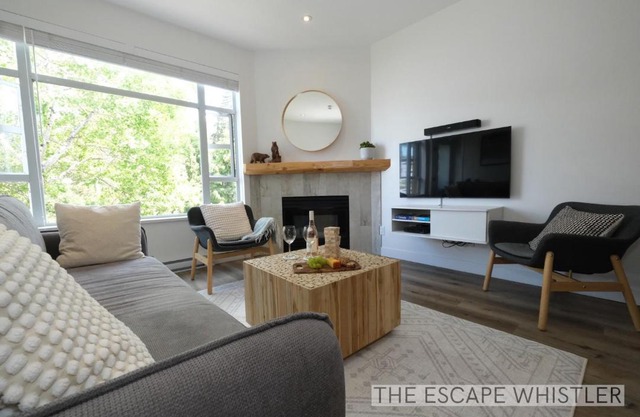 2BR 2BA Whistler Escape with Newly Renovated Hot Tub, Steps from Olympic Rings Shops and Cafes - Relax in Comfort and Enjoy the Perfect Getaway in the Heart of the Village