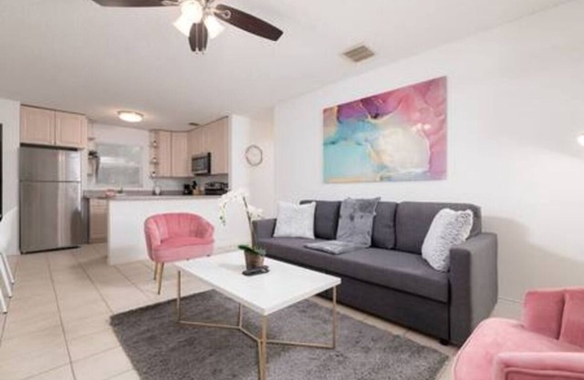 2BR/2BA Wilton Manors Apartment w/Expansive Pool