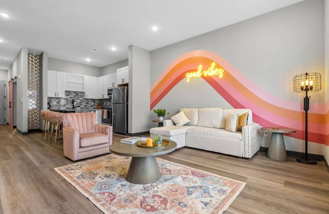 2BR Apt - Parking & 8 Min to Broadway, Sleeps 6!