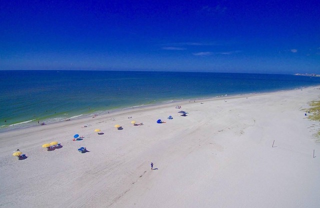 2BR Beachfront Condo: Romantic Getaway