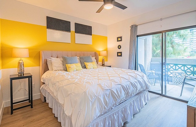 2BR beside Westin Kierland | Pool, Gym, Shopping