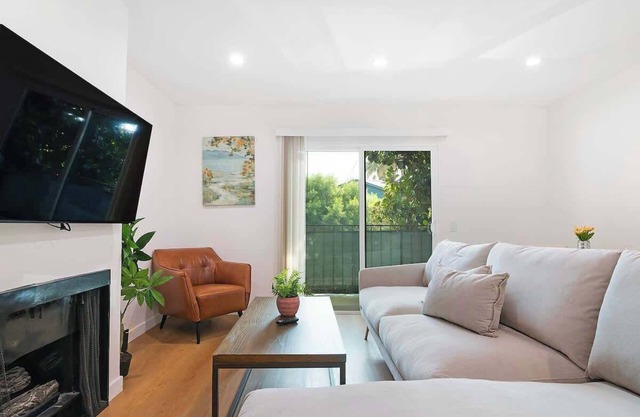 2BR + Bonus Room, Pool Access, Near Universal