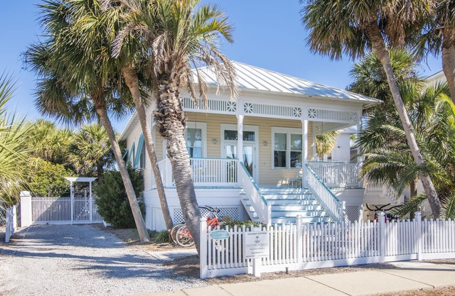 2BR Coastal Cottage w/Private Courtyard + Close to Beaches| Coconut Cottage