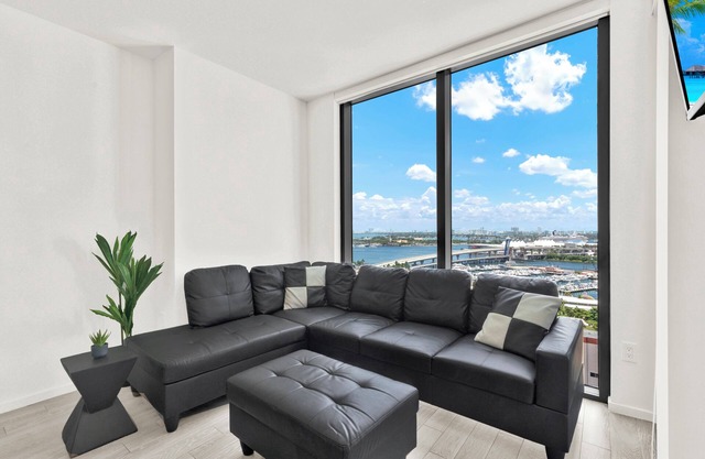 2BR Condo with Ocean Views, Near Cruise Port, Arena & Bayfront Park
