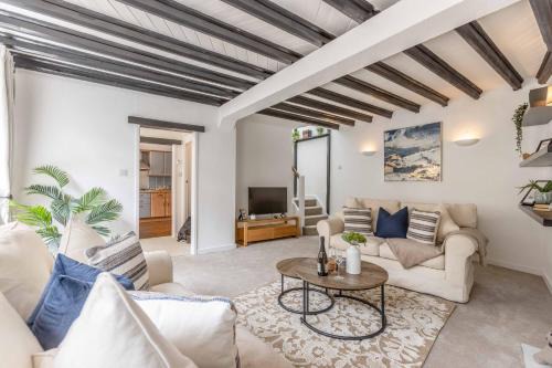 2BR Cottage and Parking, 10 Mins to Windsor