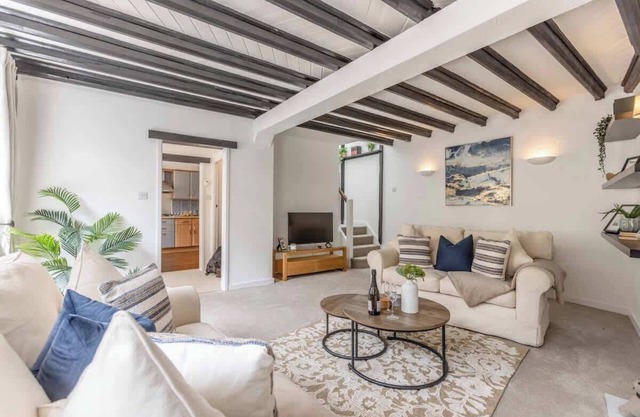 2BR Cottage + Parking | 10 Mins to Windsor