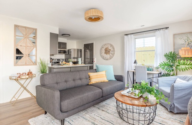 2BR Cottage Retreat Fenced Yard 30+ Day Stay