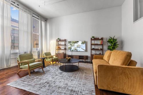 2BR Downtown Gem with Arcade games! - Sleeps 7 - Near Convention Center - Stadium