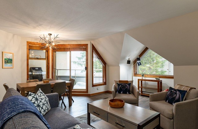 2BR | Gleneagle | King Bed | Heated Floors | Wood Burning Fireplace | Shuttle to Gondola