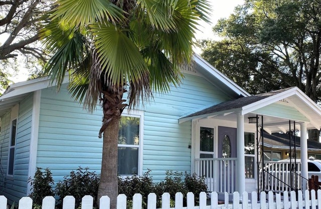 2BR Happiness in a Bungalow - Walk to Downtown