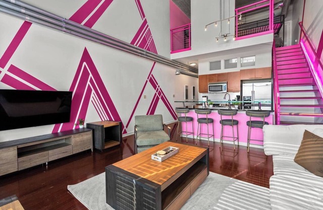 2BR Loft Steps from Shops & Eats