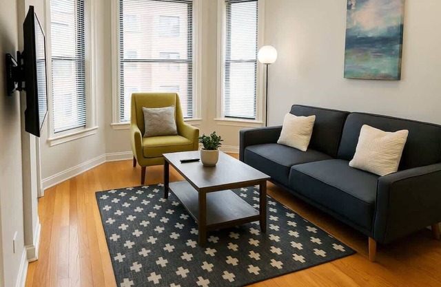 2BR on N Halsted St: Lakeview Living