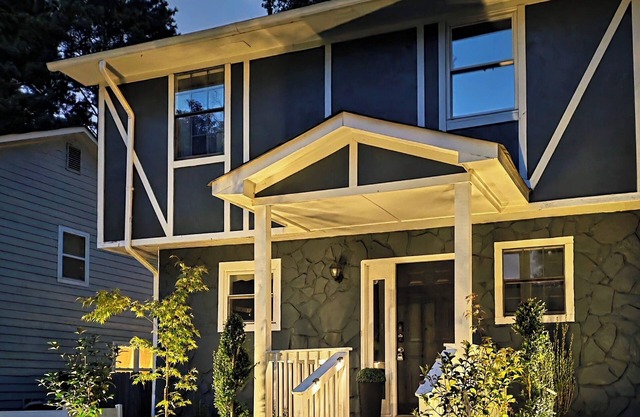 2BR Retreat w/Outdoor Oasis by The Battery