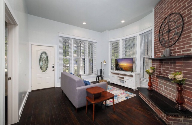 2BR Riverwalk Condo Corporate & Insurance Stays Fast Wi-Fi W/D Monthly