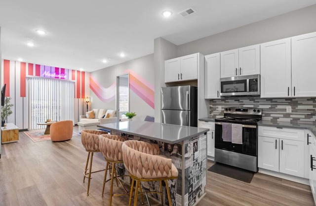 2BR, Sleeps 6, Free Parking, 8 Min to Broadway