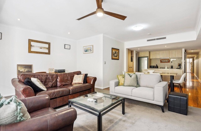 2BR Urban Retreat in Fremantle's Heart