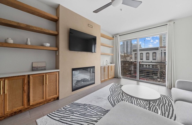 2nd Floor Gaslamp Views on 5th Ave