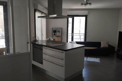 2P équipé clim balcon métro Joliette