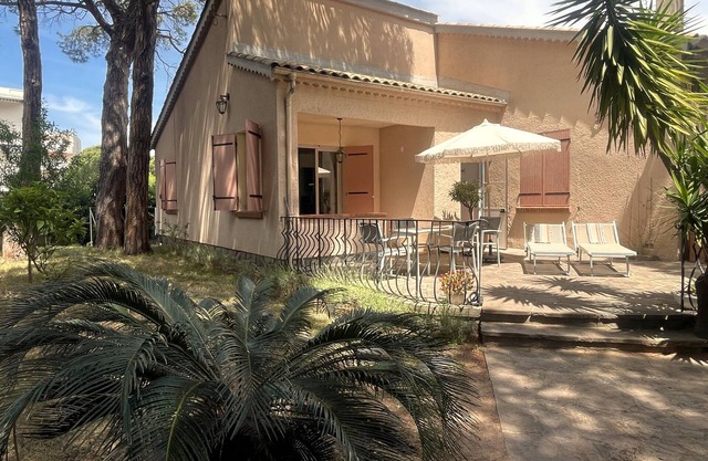 2P apartment in villa with terrace and garden, 280m from the beach