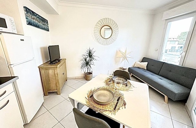 2P Plein Centre Juan LES Pins Proche Mer, Parking