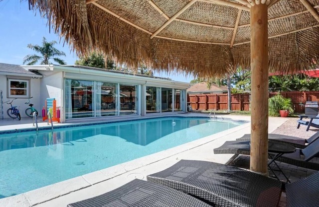 3/2 HEATED Pool House Walking Distance to Beach