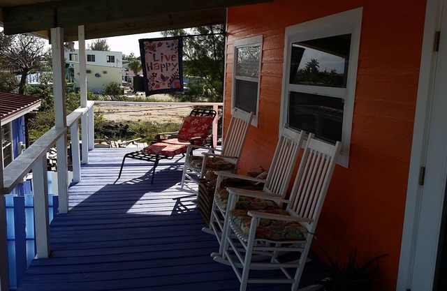 3/3 sleeps 7 or add 2 extra rooms to sleep 11 with dockage