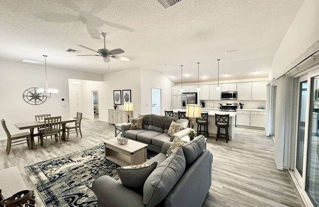 3/3 w/4-Seater Golf Cart in Moultrie Creek, The Villages!