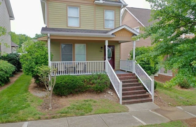 3-5 Mins from Downtown Cozy Clean & Newly Renovated 2 level Home