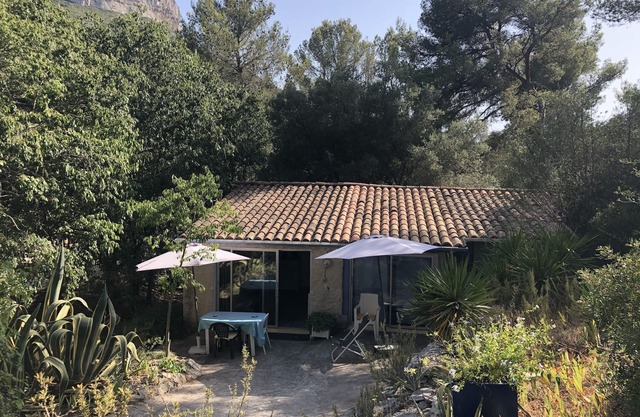 3.5km from the center of Cassis: mini Villa with terrace between Vines And Hills