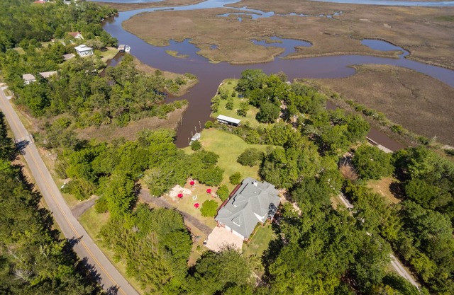 3 Acre Estate Heated Pool Hot Tub BOAT FISH DOCK FamilyPet FriendlyGreat Kitchen