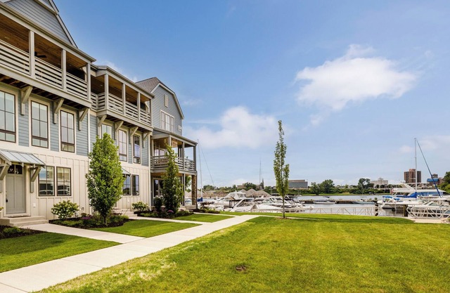 3 Bd 3 Ba MARINA VIEWS! POOL! Restaurant on site! Boat Rentals,walk/bike to town