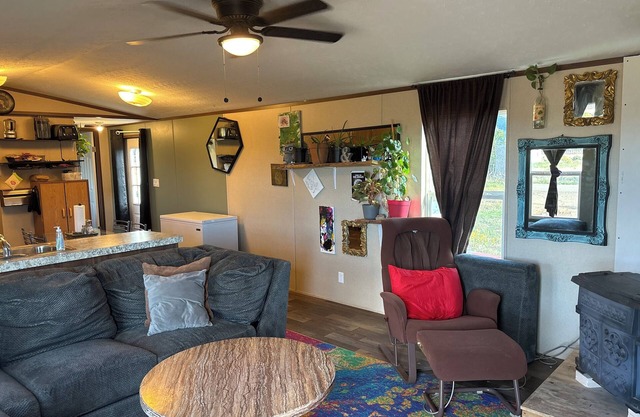 3 Bd2bath Mountain View w/hot tub, circle drive,20 min to RedRiverSki area