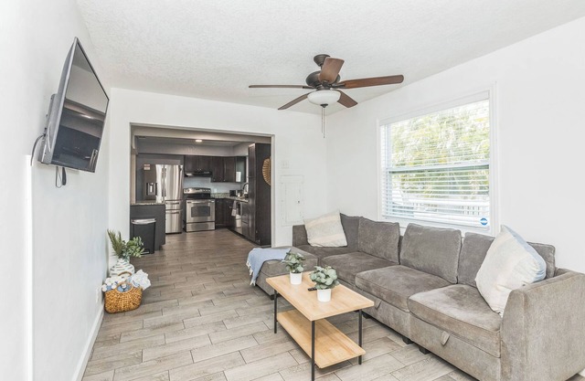 3 bdrm 2 bath luxury house in Largo - 15 mins to Clearwater Mins to beaches