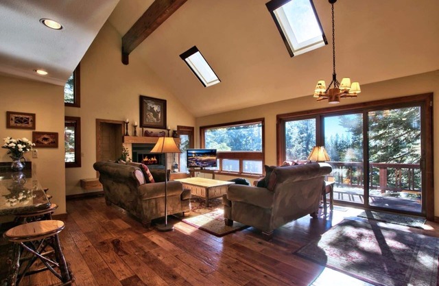 3 Bears Lodge, a 4 Bedroom, 3.5 Bath Room. Spacious, Rustic Golf Course Home