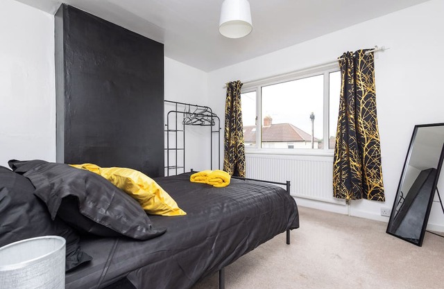 3 Bed 1.5 Bath - Free Parking | Free WiFi | Self Check-in | Smart TV | Garden