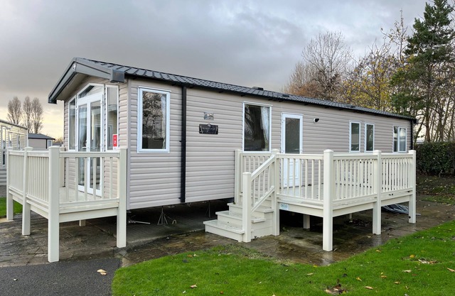 3 bed Caravan - Sleeps 8 - Pets - Parking