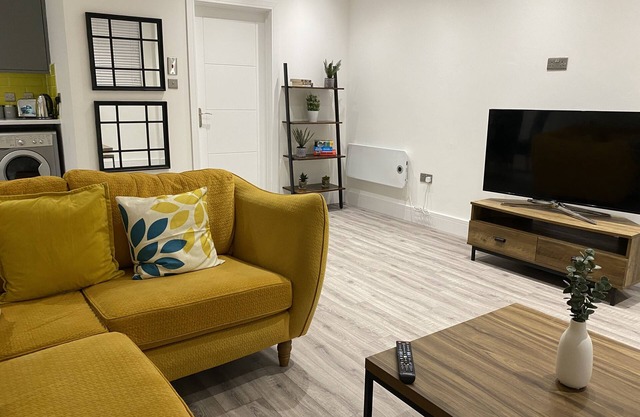 3 Bed Flat - Sleeps 6 - Parking - Wifi
