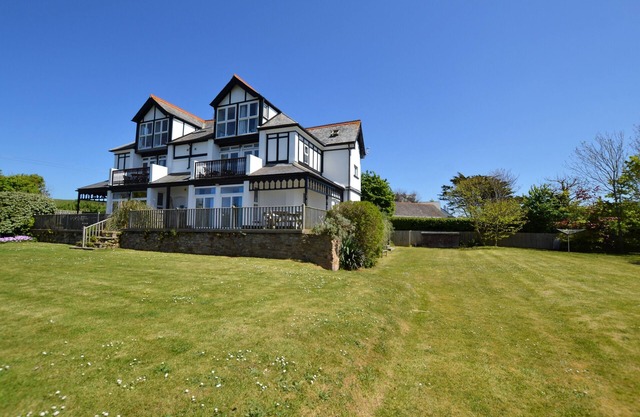 3 Bed Ground floor apertment minutes from the Beach!