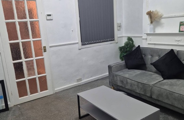 3 Bed Home Free WiFi & Netflix Central Location