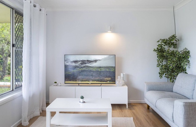 3-Bed Home with Spacious Garden, BBQ & Fireplace
