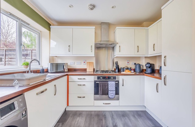 3 Bed House, Business, Leisure, Free Parking