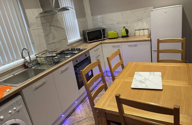 3 Bed House - Sleeps 5 - Parking - Wifi