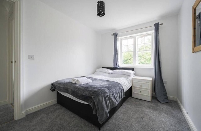 3 Bed House - Sleeps 6 - Parking - Wifi