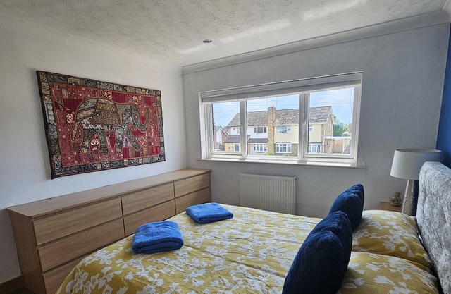 3 Bed House - Sleeps 7 - Parking - Wifi