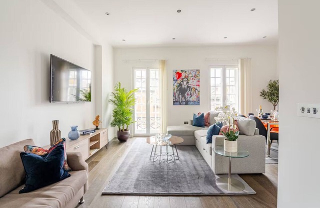 3 Bed Modern Apartment Opposite Buckingham Palace