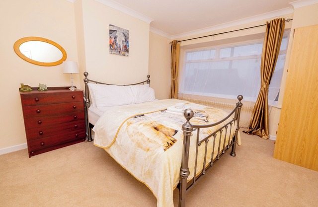 3 Bed - Sleeps 4 - Free Parking - Private Garden