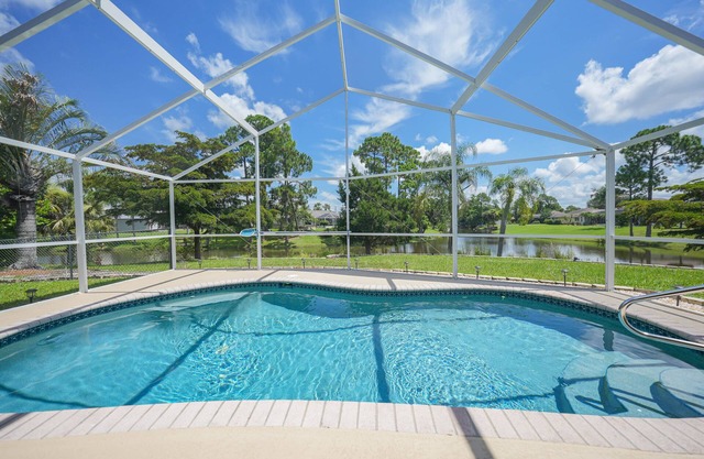 3-bed vacation home w/pool & hot tub 11 mins from Port Charlotte Town Center